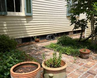 many outdoor pots/planters