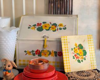 Bred box, mid century dishes