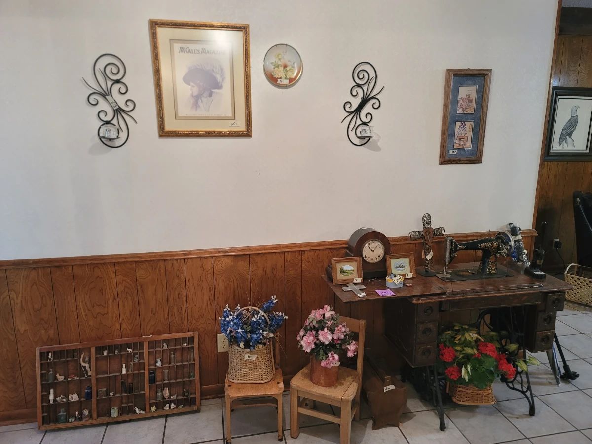 Vintage Singer Sewing Machine & Cabinet