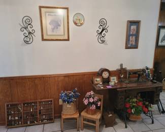 Vintage Singer Sewing Machine & Cabinet