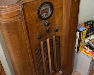 Philco 37-650 "Cathedral" Radio