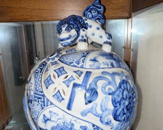 Antique Chinese Blue and White Porcelain Ginger Jar with Foo Dog Finial