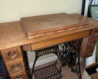 Singer "Singer" Model 15 Sewing Machine with Tiger Oak Cabinet