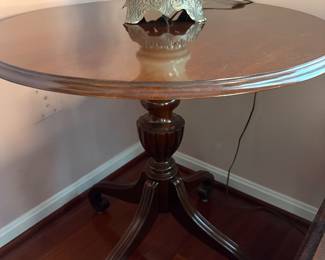 Ethan Allen round accent table 