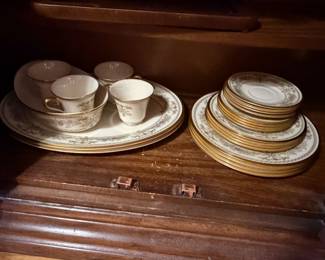 Lenox Castle Garden Dish Set