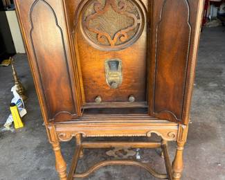 Put a Wireless Speaker In Me! Antique 1920s - 1930s Console Radio 