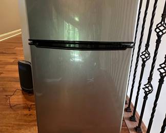 Whirlpool WH31S1E 3.1 cu.ft. Compact Refrigerator