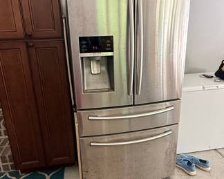 Samsung RF28R7201SR 4-Door French Door Refrigerator with Ice and Water Dispenser