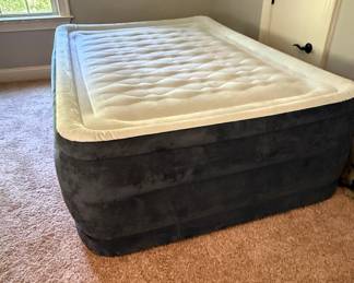 Intex Dura-Beam Deluxe Ultra Plush Air Mattress with Built-in Pump