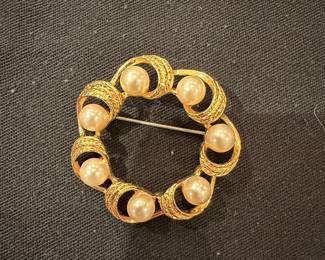 Gold Tone Faux Pearl Wreath Brooch