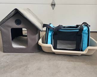 Lot #206 - K&H Pet Products Outdoor Heated Kitty House Cat Shelter, Portable Pet Carrier Travel Bag, & Plastic Litter Tray
