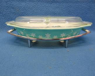 Lot 165. Pyrex Snowflake pattern 1 1/2 quart divided casserole dish with lid. Includes a Corning Ware base. Chips on inside of lid.