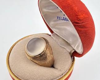 18kt moonstone cabochon ring