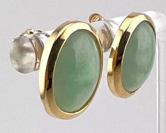 14kt oval green jade stud earrings