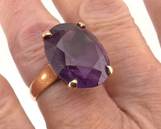 Impressive 18kt synthetic alexandrite dinner ring; approx. 14 ctw.