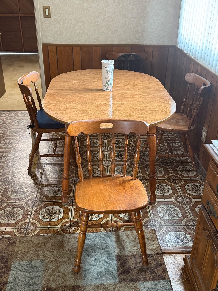 vintage Early American-style dining set features a solid wood table