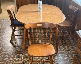 vintage Early American-style dining set features a solid wood table