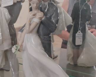 Lladro "A Kiss to Remember" Porcelain Figurine