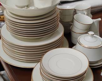 Royal Limited Golden Ivory dish set