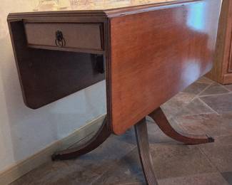 Beautiful Duncan Phyfe Table