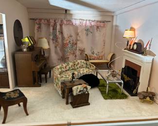 Dollhouse living room, piano plays music. 