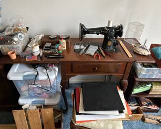 Singer sewing machine, works beautifully, still threaded. 