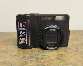 Samsung Digimax S850 compact digital camera.