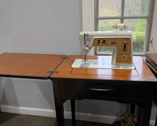 vintage Singer Touch & Sew Deluxe Zig-Zag Model 620 sewing machine Table