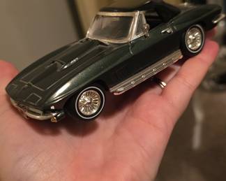 1963 Chevrolet Corvette Sting Ray Diecast Model (1:18 Scale, Dark Green)