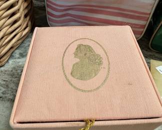 Evyan 'White Shoulders' Powder Box with Puff