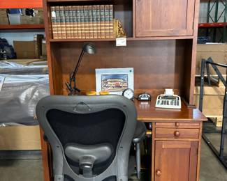 Computer desk with hutch, Adjustable Office chair