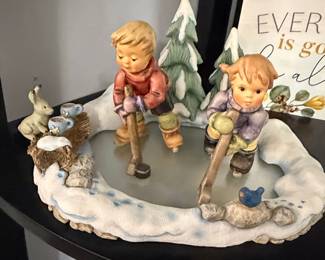 Hummel "Eishockey-Spielerin" (Ice Hockey Player) Figurine Set