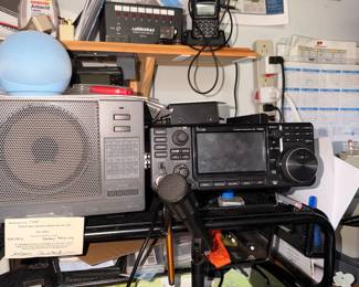 Icom IC-7300 HF/50MHz Transceiver with Icom SP-20 External Speaker and Icom SM-20 Desktop Microphone