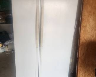 Side by side refrigerator freezer