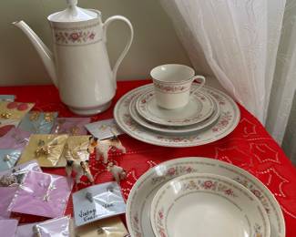 Royal Sealy Japan ‘Fantasy’ fine China set service for 12+ serving pieces