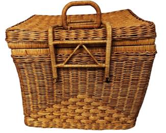 Vintage Picnic Basket with 4 Plastic Place Settings