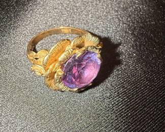 Vintage 14K Yellow Gold Amethyst Ring with Floral Motif