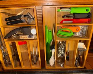 Kitchen Utensil Set with Expandable Bamboo Organizer