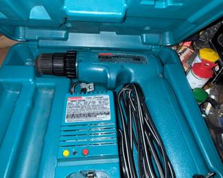 Makita 6095D Cordless Driver Drill with DC9700A Fast Charger