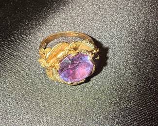Vintage 14K Yellow Gold Amethyst Ring with Floral Motif