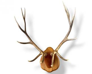 2 OversizedMountedDeerAntlersonWoodPlaque