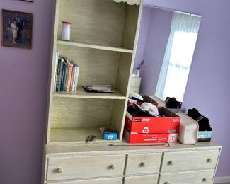 Cute dresser & hutch