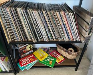 VIntage records, Garfield, 45 records (in basket) 