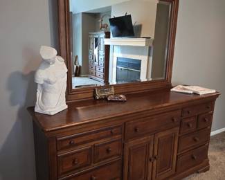 Dresser w/mirror