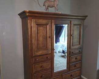 Wardrobe cabinet