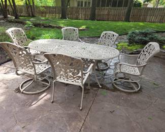 Outdoor table & 6 chairs
