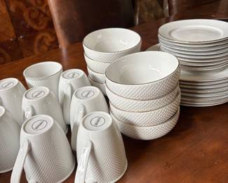 Godinger “pique Gold” dishware set 
