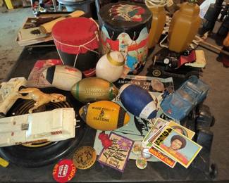 Lots of vintage toys 