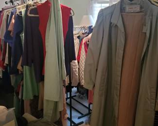 Large amount of women's clothing 
