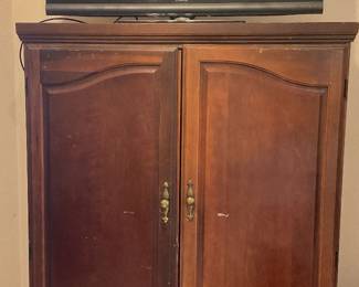 Brown desk cabinet L: 67in W:47in D:21in 